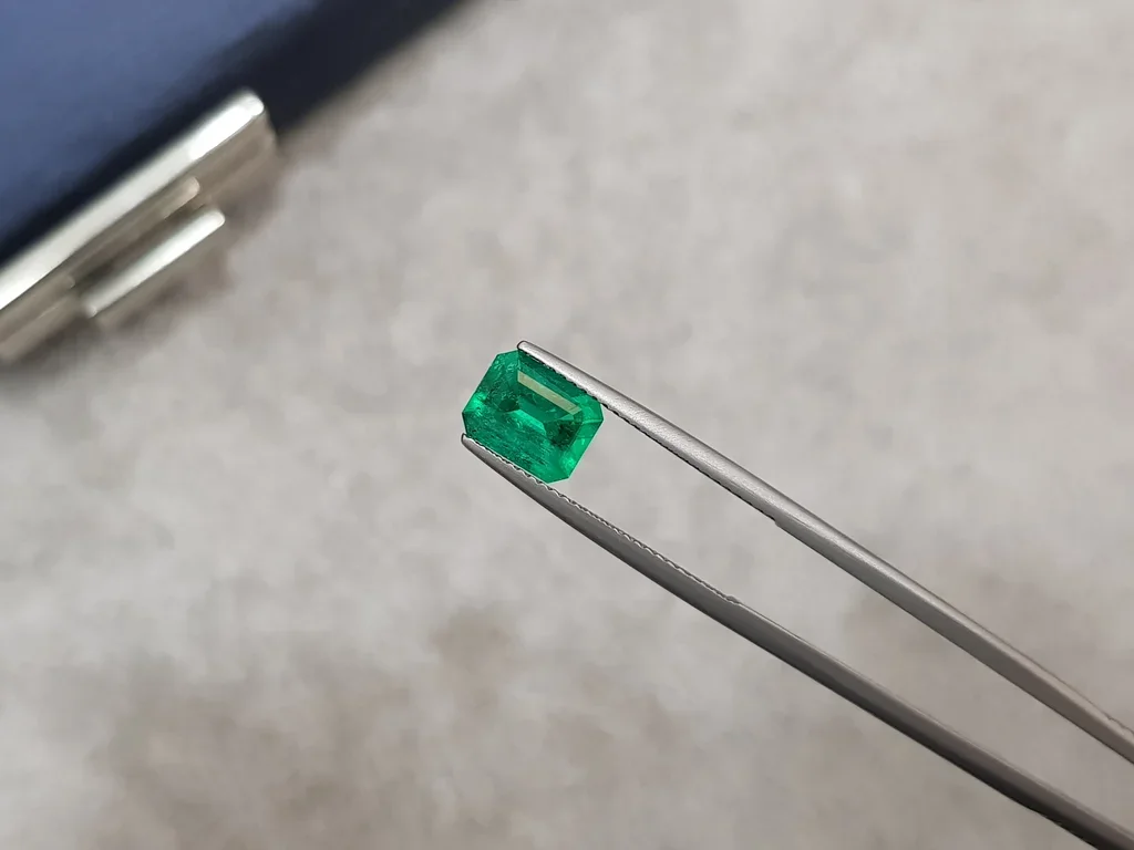 Vivid Green emerald 1.62 ct, Colombia Image №3