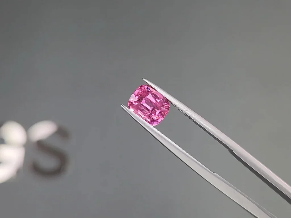 Spinelle rose taille coussin Vivid Pink 1,76 carats, Tanzanie Image №3