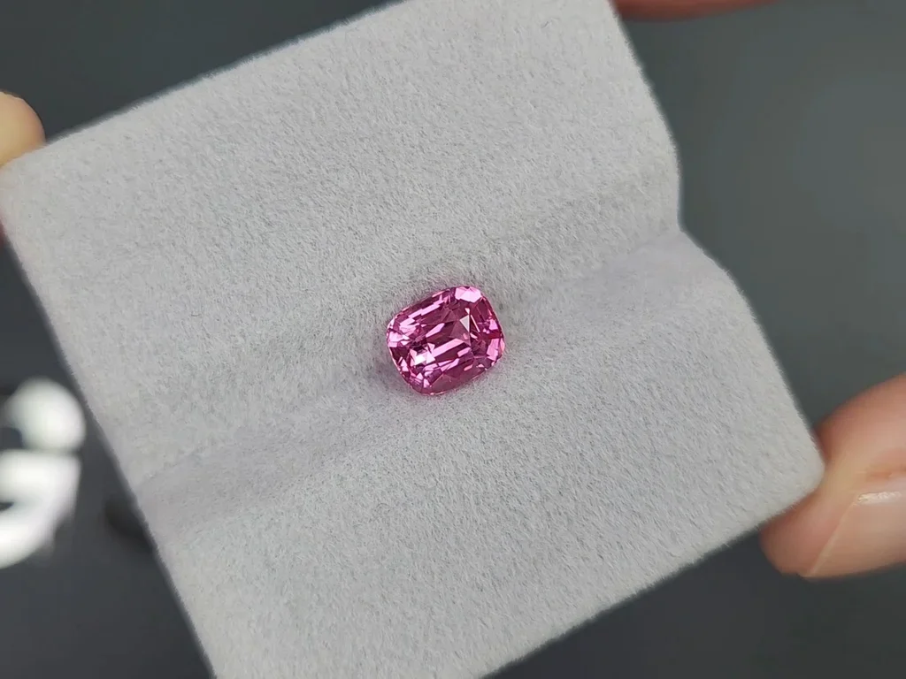 Spinelle rose taille coussin Vivid Pink 1,76 carats, Tanzanie Image №4