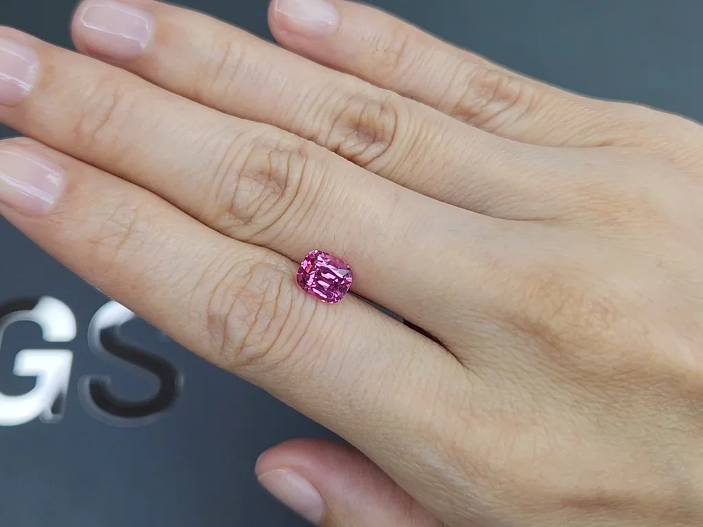Spinelle rose taille coussin Vivid Pink 1,76 carats, Tanzanie Image №2
