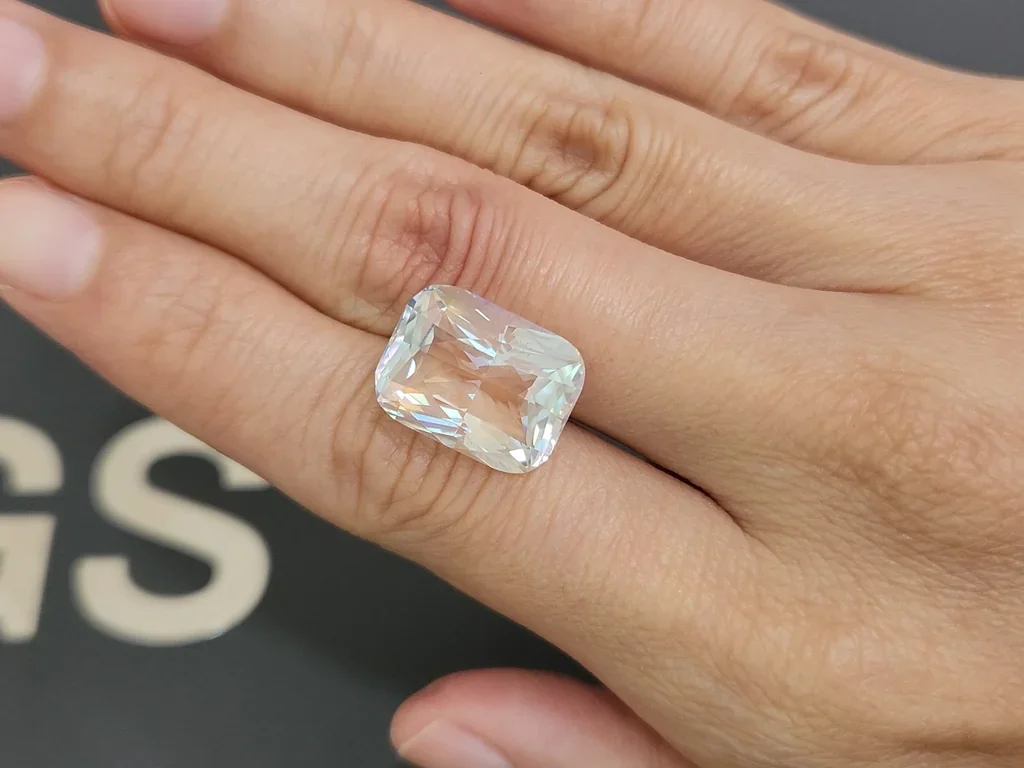 Piedra lunar arcoíris de Madagascar con talla cojín de 10,71 carats Image №2