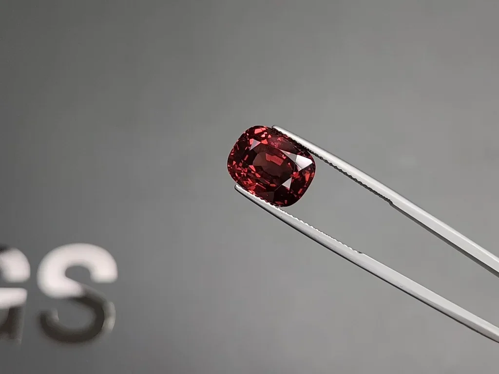 Granate Malaya de talla cojín grande de 10,28 carats, África Image №3