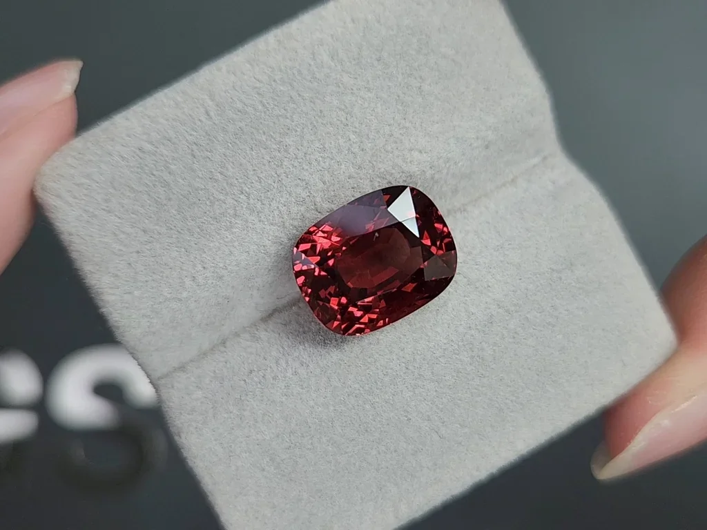 Granate Malaya de talla cojín grande de 10,28 carats, África Image №4