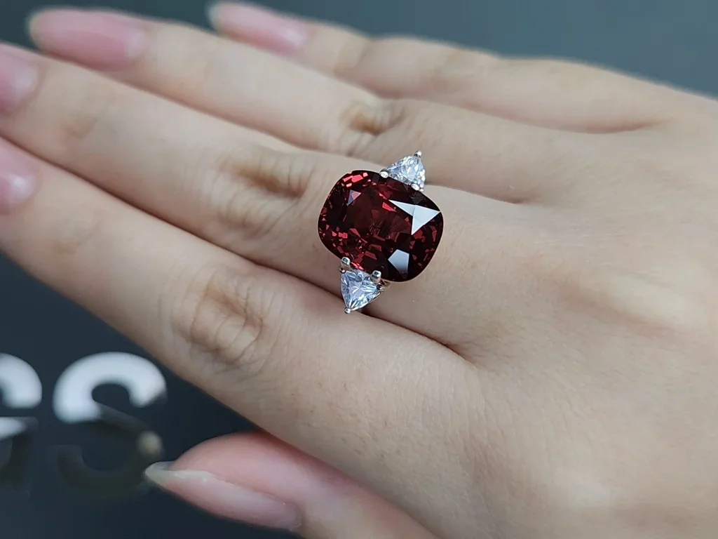 Granate Malaya de talla cojín grande de 10,28 carats, África Image №5