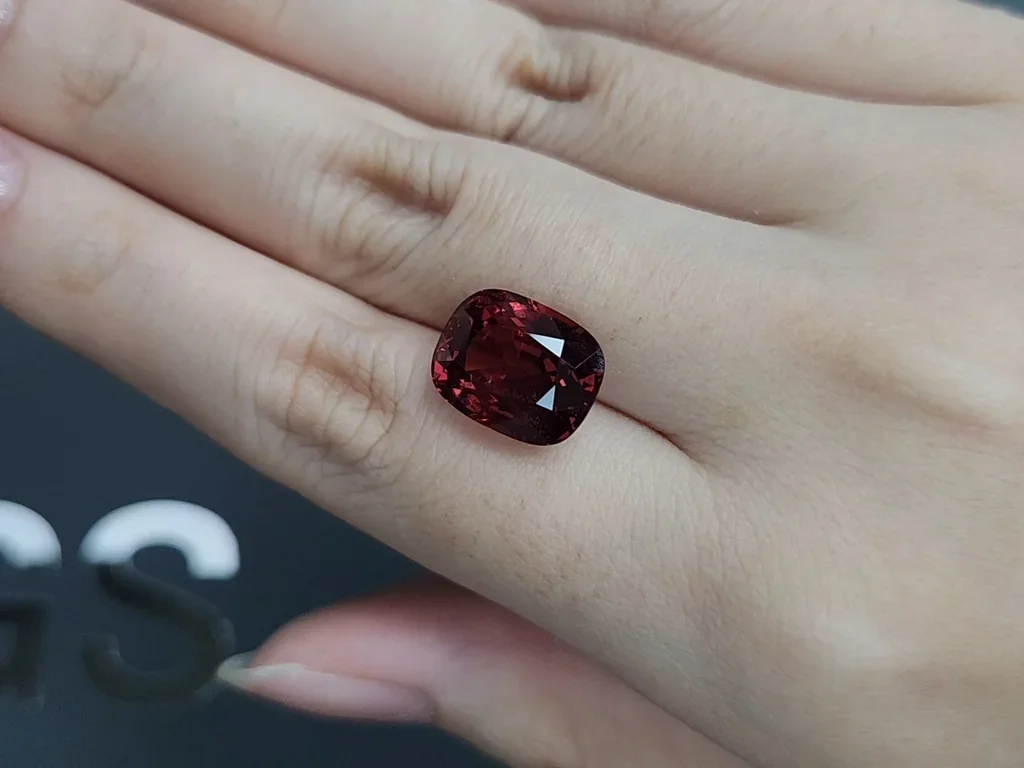Granate Malaya de talla cojín grande de 10,28 carats, África Image №2