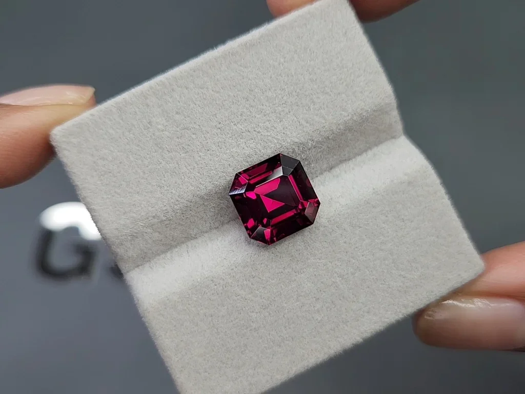 Granate rodolita talla Asscher de 5,92 quilates, África Image №4