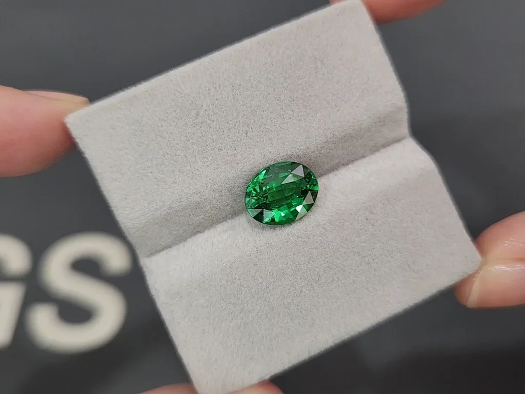 Granate tsavorita de corte ovalado verde vivo de 3,01 carats, de Tanzania Image №4