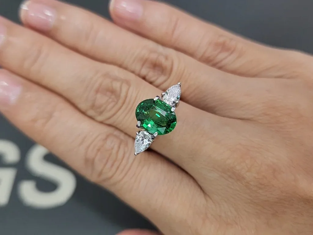 Granate tsavorita de corte ovalado verde vivo de 3,01 carats, de Tanzania Image №5