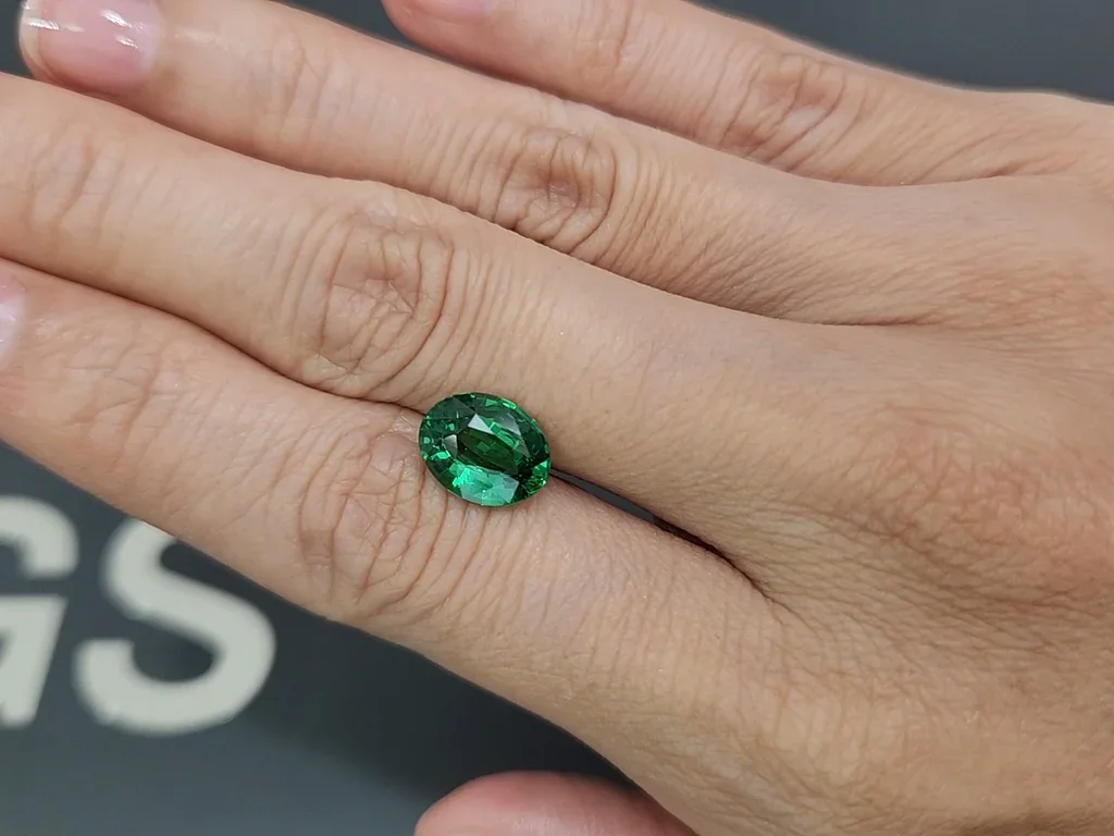 Granate tsavorita de corte ovalado verde vivo de 3,01 carats, de Tanzania Image №2