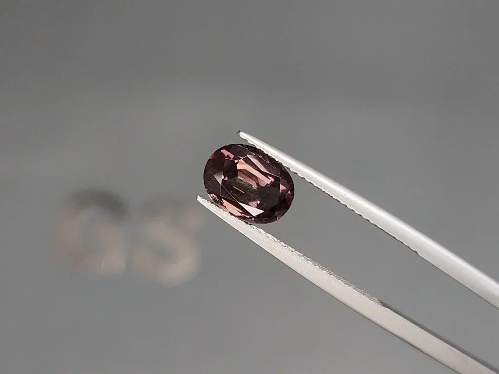 Grenat à changement de couleur taille ovale de 1,92 carats, Sri Lanka Image №4