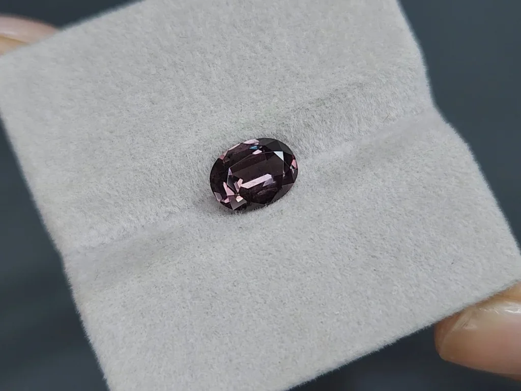 Grenat à changement de couleur taille ovale de 1,92 carats, Sri Lanka Image №6