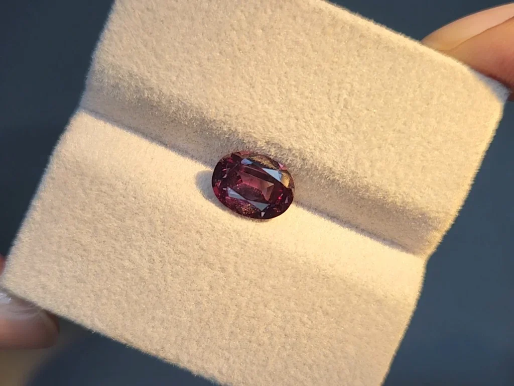 Grenat à changement de couleur taille ovale de 1,92 carats, Sri Lanka Image №7