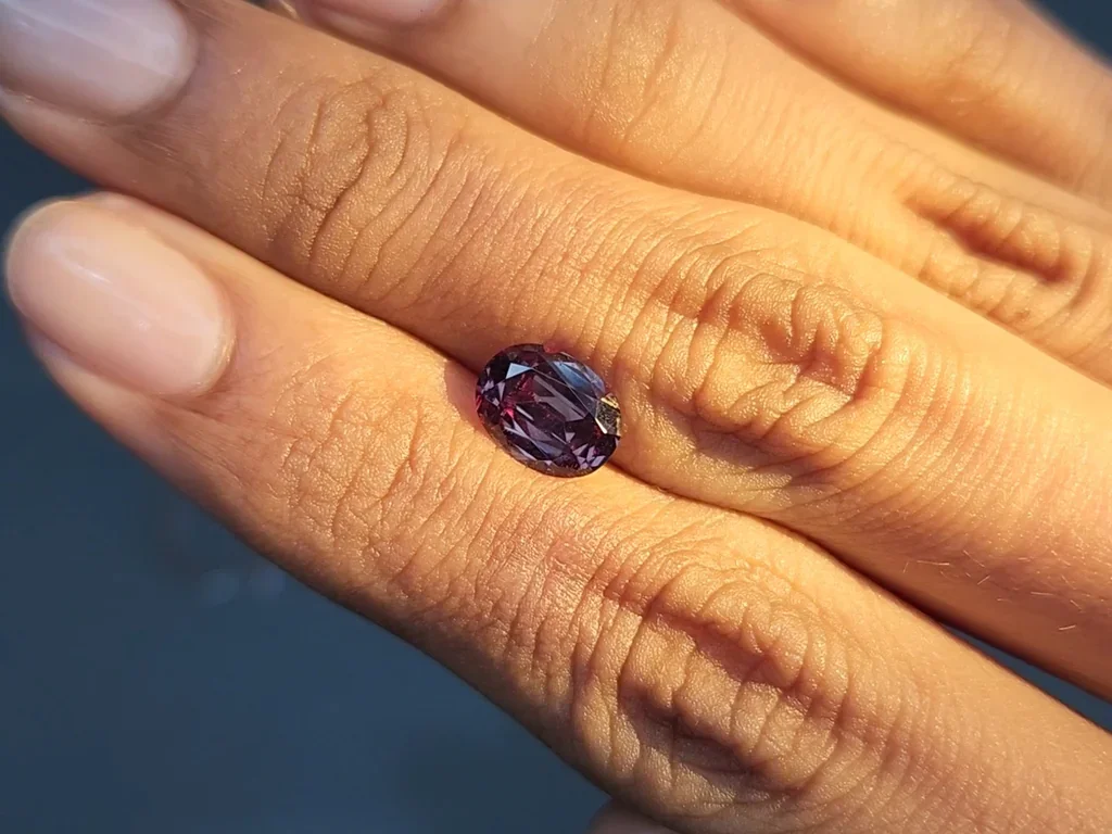 Grenat à changement de couleur taille ovale de 1,92 carats, Sri Lanka Image №3