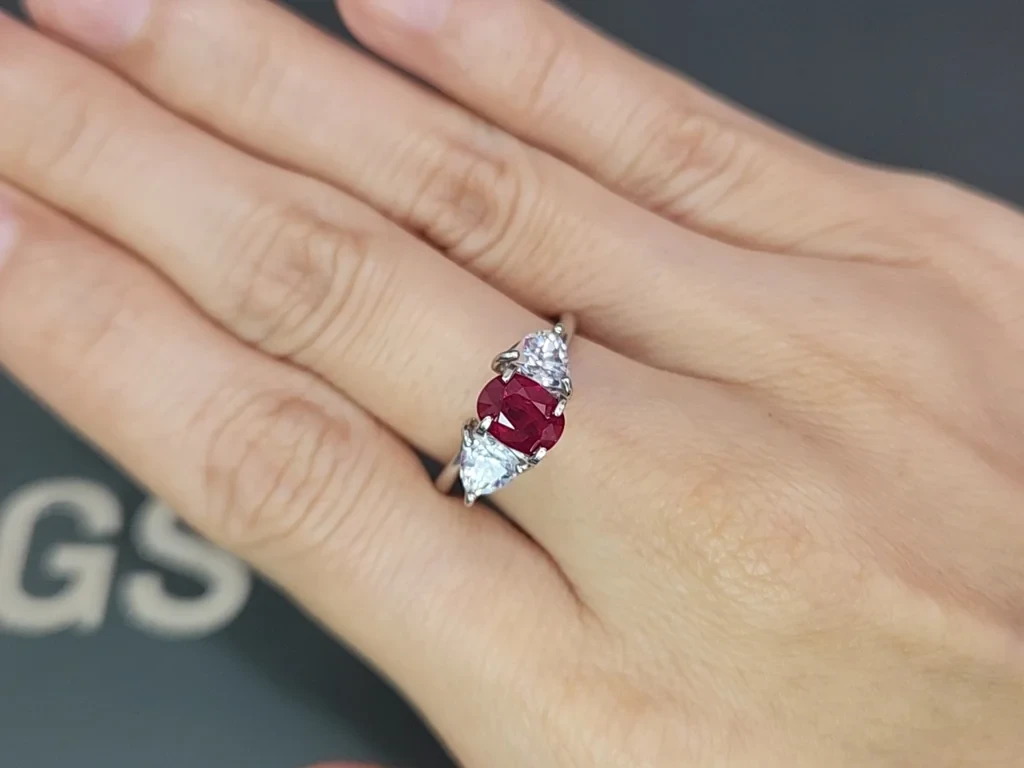 Rubí Sangre de Paloma sin tratar talla ovalada 1,08 quilates, Birmania  Image №5