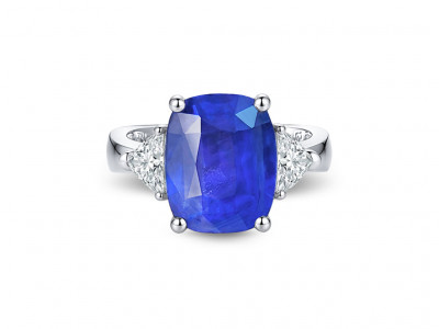 Une bague en or blanc 18 carats ornée d'un saphir bleu intense non chauffé de 6,43 carats provenant du Sri Lanka et de diamants. photo