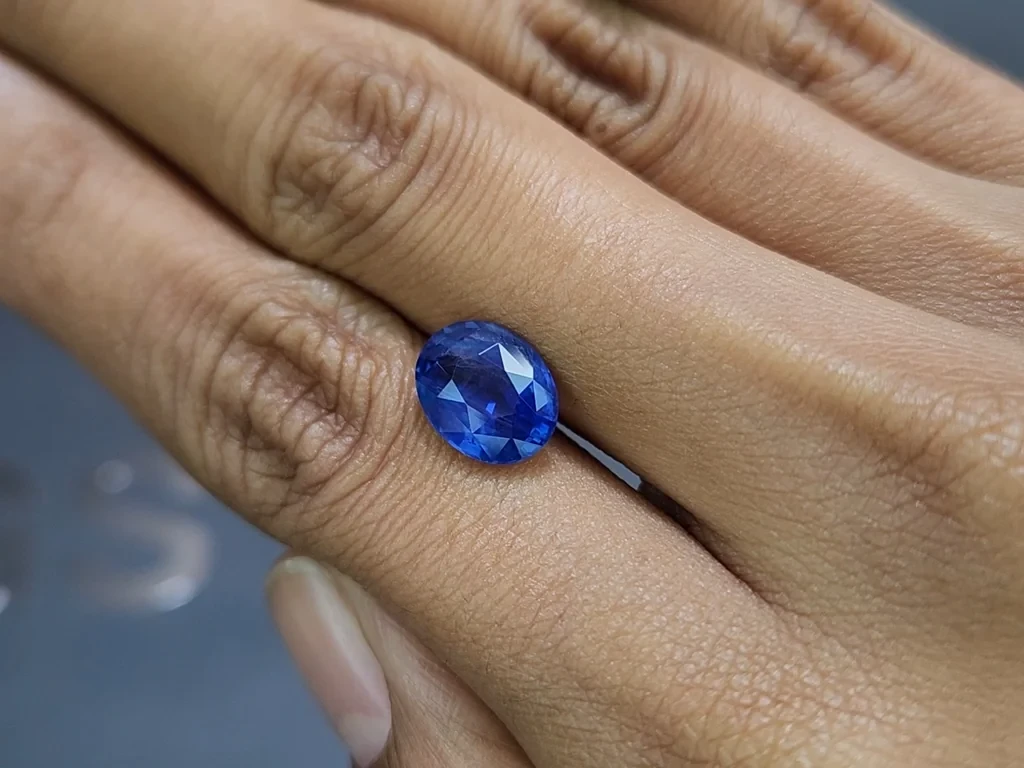 Unheated sapphire Royal Blue oval cut 4.05 carats, Sri Lanka Image №2