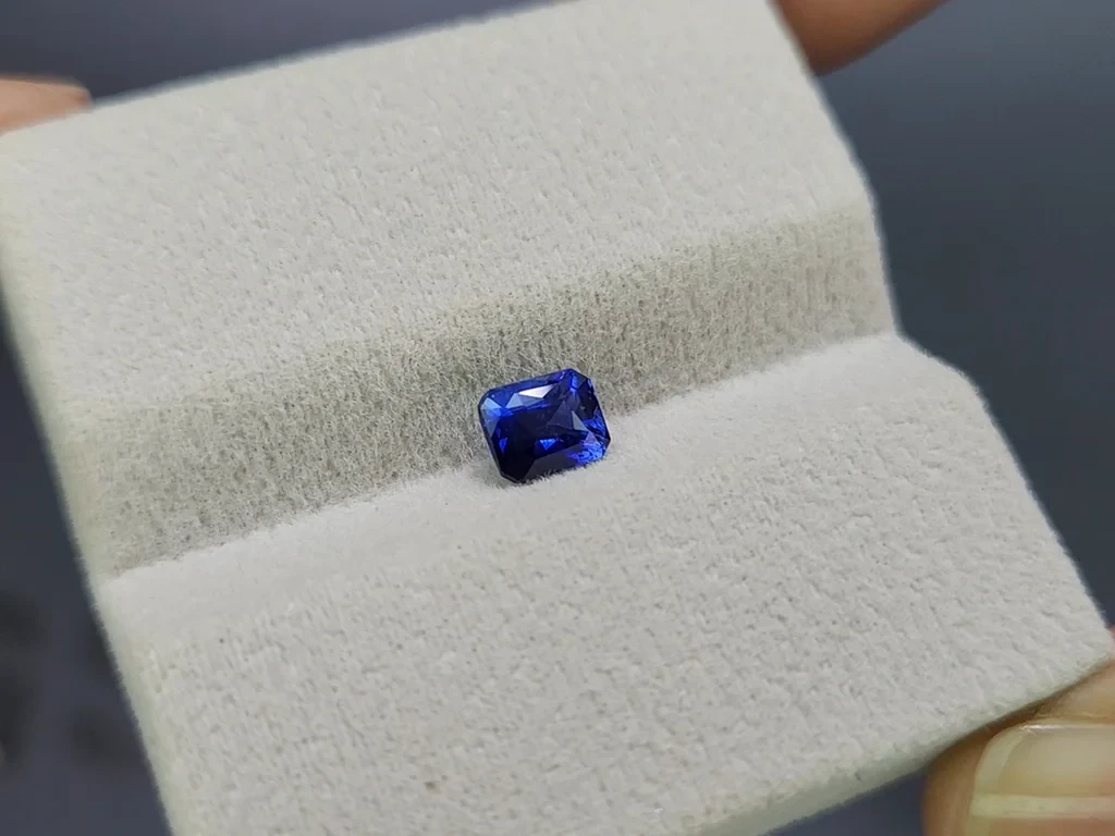 Sapphire Royal Blue octagon cut 1.05 carats, Sri Lanka Image №4