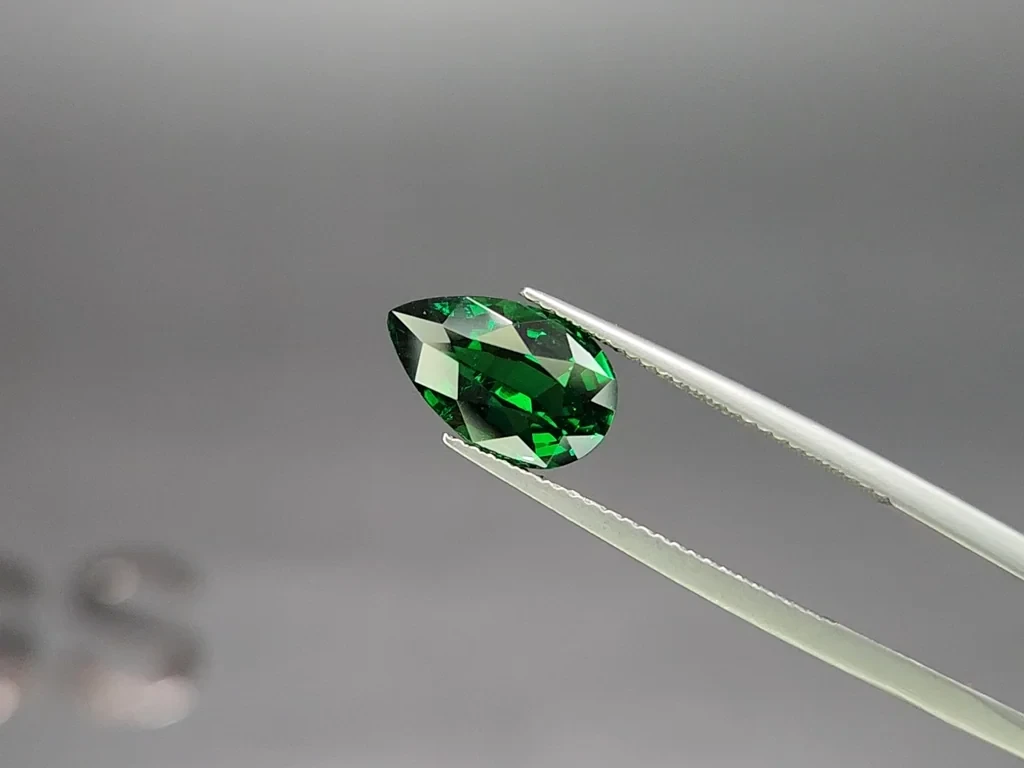 Garnet tsavorite pear cut 4.10 carats, Africa Image №3