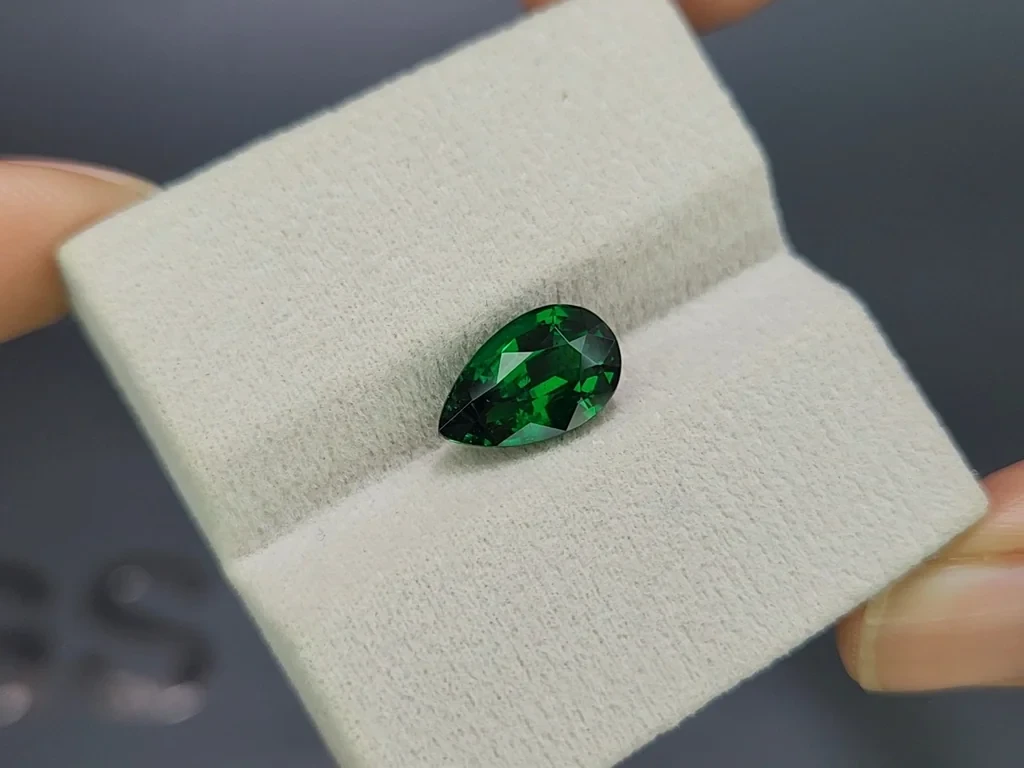 Garnet tsavorite pear cut 4.10 carats, Africa Image №4