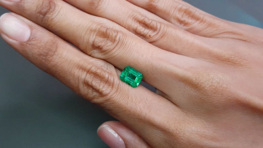 Vivid green emerald in traditional emerald cut 1.83 ct, Colombia Image №2