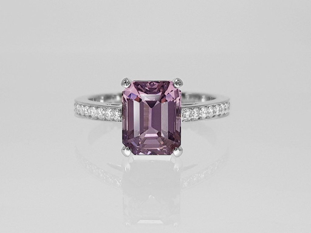 Ring with 2.68 carat lilac spinel and diamonds in 18-carat white gold Image №1