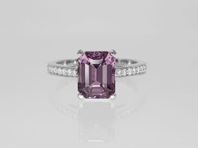 Ring with 2.68 carat lilac spinel and diamonds in 18-carat white gold photo