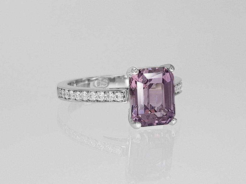 Ring with 2.68 carat lilac spinel and diamonds in 18-carat white gold Image №2