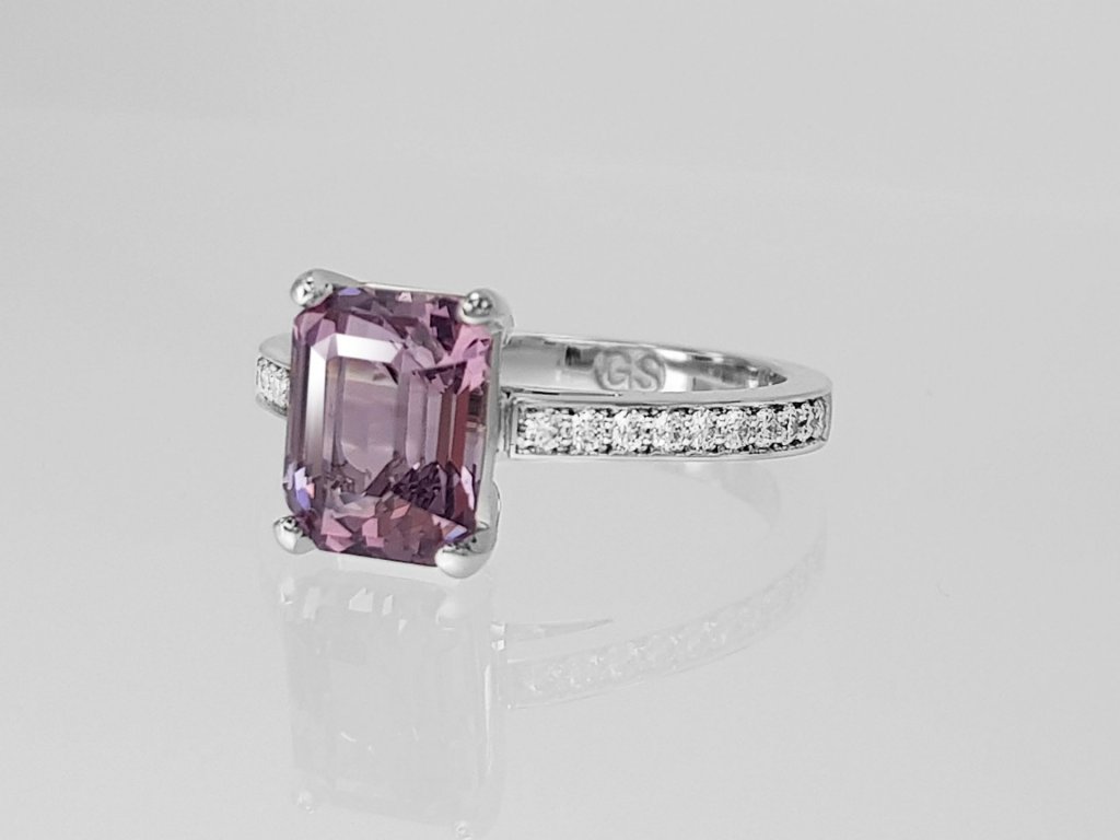 Ring with 2.68 carat lilac spinel and diamonds in 18-carat white gold Image №3