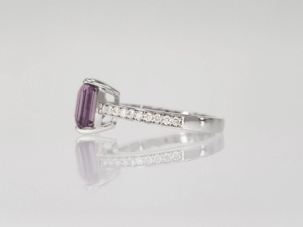 Ring with 2.68 carat lilac spinel and diamonds in 18-carat white gold Image №4