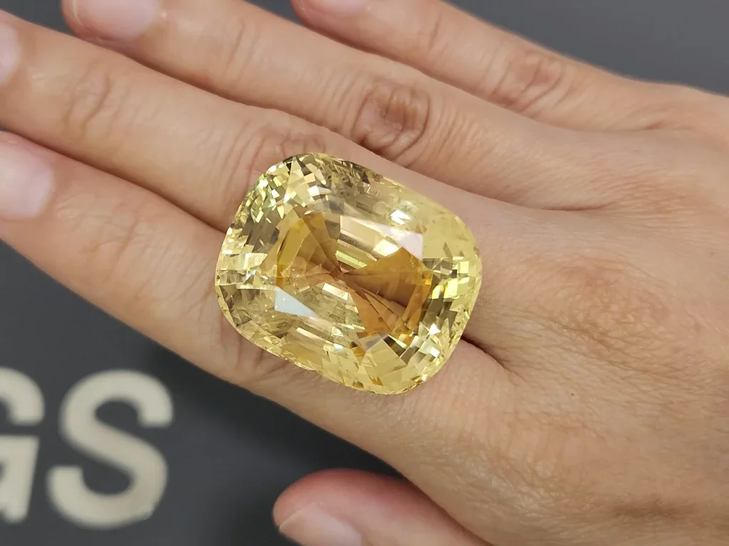 Unbeheizter saphir  goldgelber im kissenschliff 110,24 carats, Burma  Image №2