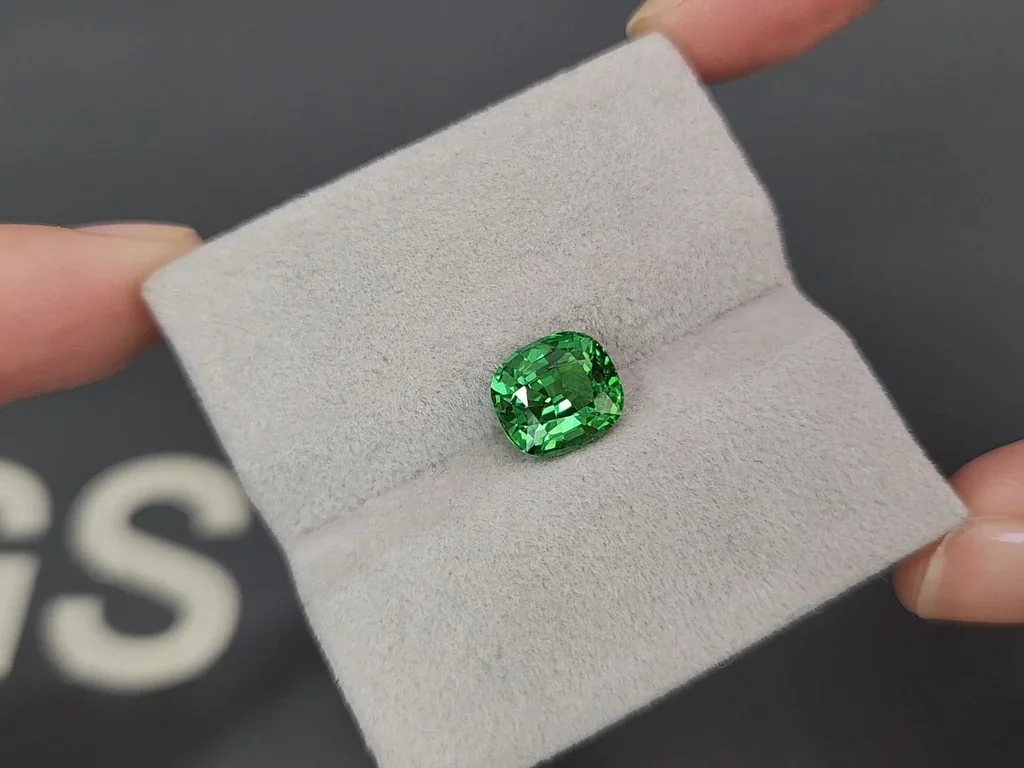 Granate tsavorita de corte cojín verde neón de 3,01 carats, de Tanzania Image №4