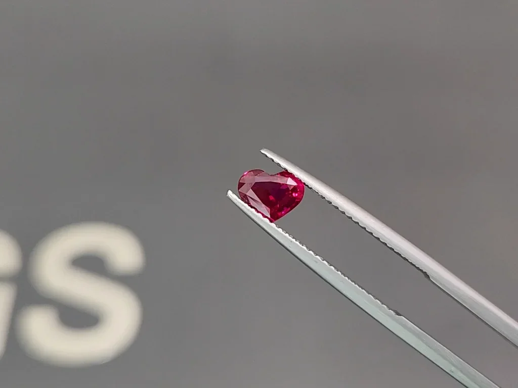 Rubí talla corazón de sangre de paloma sin calentar 1,00 ct, de Mozambique Image №3
