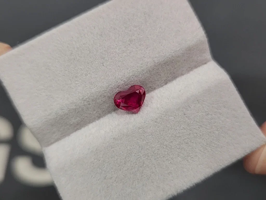 Rubí talla corazón de sangre de paloma sin calentar 1,00 ct, de Mozambique Image №4