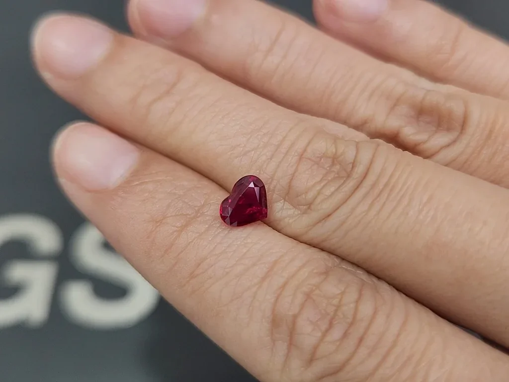 Rubí talla corazón de sangre de paloma sin calentar 1,00 ct, de Mozambique Image №2