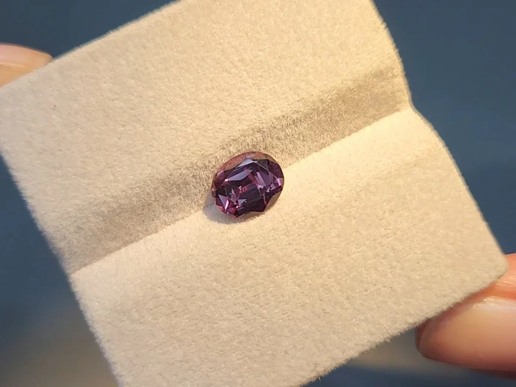 Grenat à changement de couleur taille ovale 1,75 ct, Sri Lanka Image №9