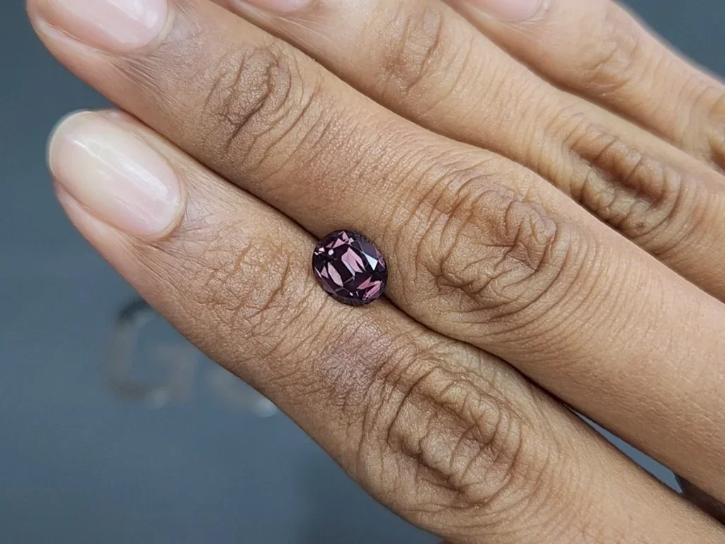 Grenat à changement de couleur taille ovale 1,75 ct, Sri Lanka Image №2