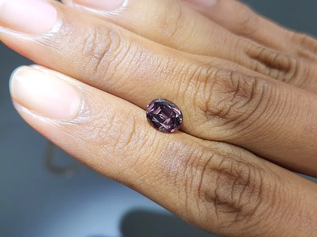 Grenat à changement de couleur taille ovale 1,75 ct, Sri Lanka Image №3