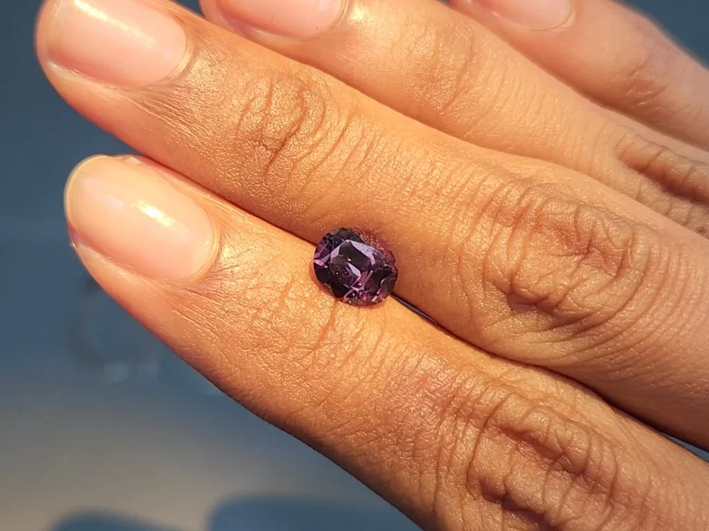 Grenat à changement de couleur taille ovale 1,75 ct, Sri Lanka Image №4