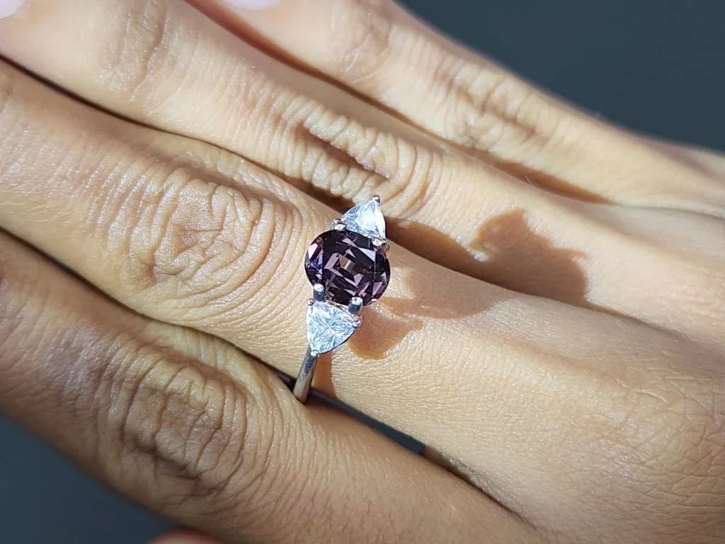 Grenat à changement de couleur taille ovale 1,75 ct, Sri Lanka Image №11