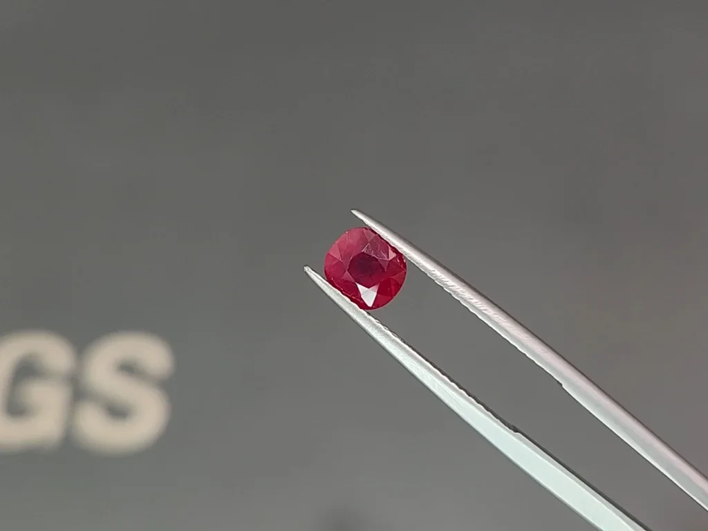 Rubí sin tratar talla cojín color sangre de paloma 1,25 quilates, Birmania  Image №3