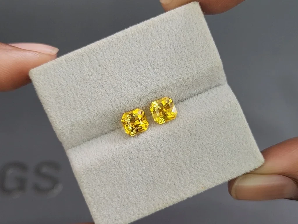 Une paire de saphirs jaune doré taille radiant de 2,24 carats, du Sri Lanka Image №4