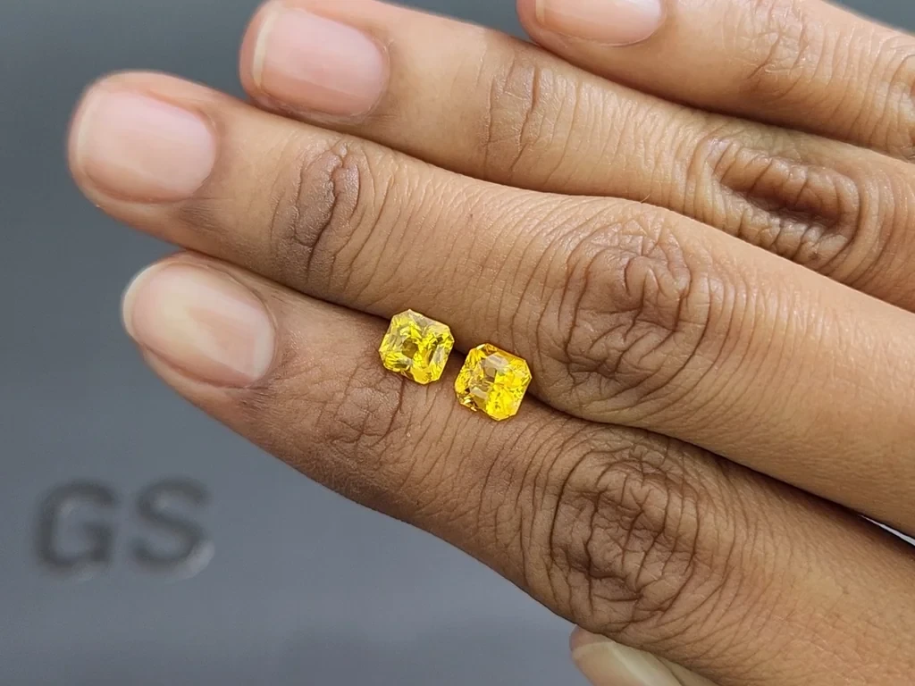 Une paire de saphirs jaune doré taille radiant de 2,24 carats, du Sri Lanka Image №2