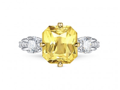 Ein Ring mit einem 5,02 Karat schweren gelben Saphir aus Sri Lanka und Diamanten in 18-karätigem Weiß- und Gelbgold. photo