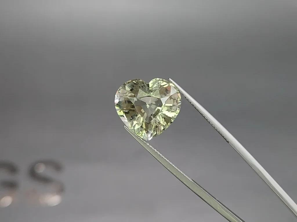 Hellgrüner beryll im herz schliff 10,70 karat, Afrika Image №3