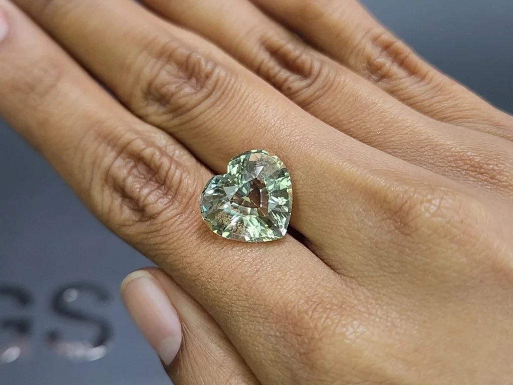Hellgrüner beryll im herz schliff 10,70 karat, Afrika Image №5