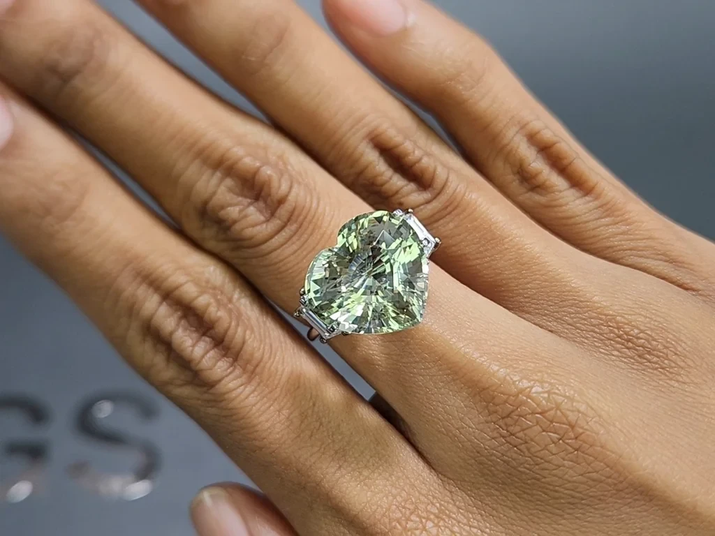 Hellgrüner beryll im herz schliff 10,70 karat, Afrika Image №2