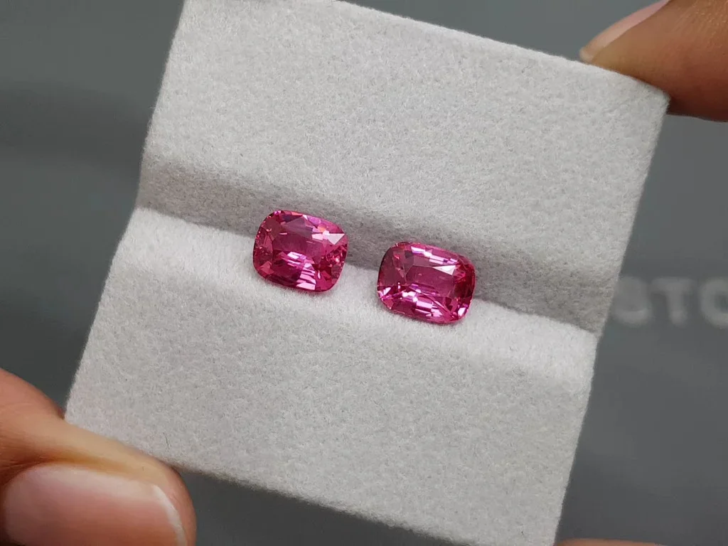 Pair of vibrant pink Mahenge spinels in cushion cut 4.12 carats, Tanzania Image №4