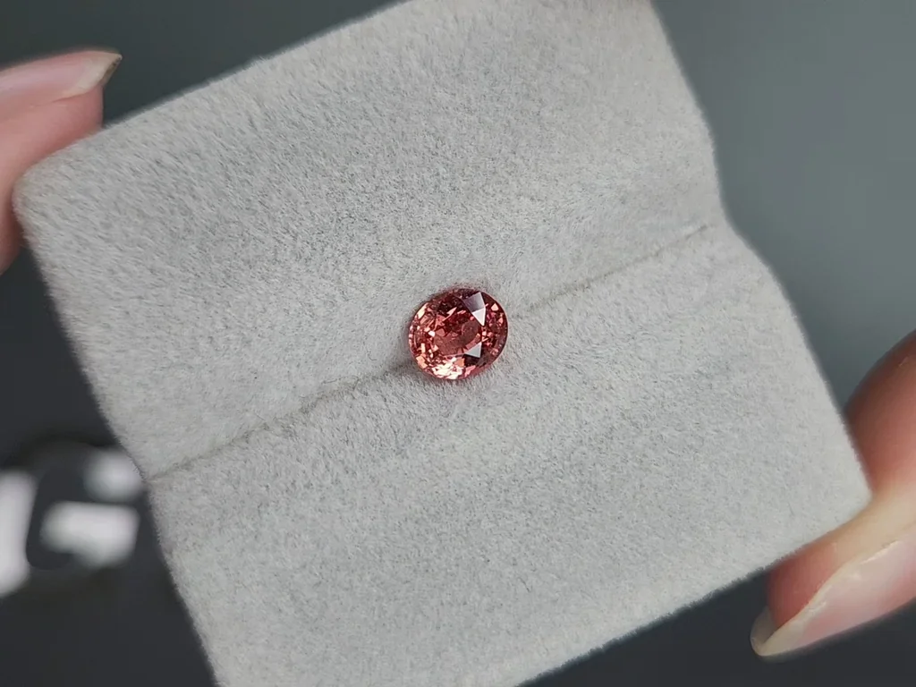 Zafiro Padparadscha sin calentar de talla ovalada de 1,02 quilates, África Image №4