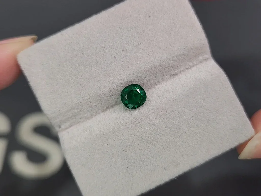 Emerald Vivid Green cushion cut 0.91 carats, Panjshir Image №4