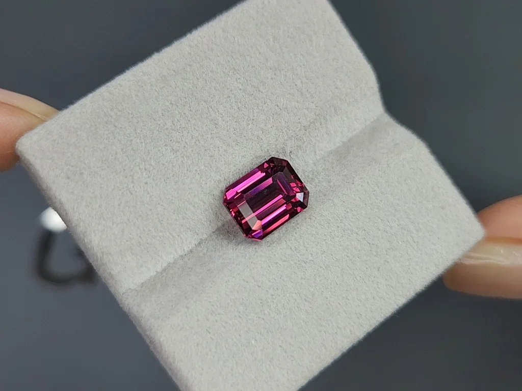 Granate rodolita, talla octogonal, 3,86 quilates, África Image №4